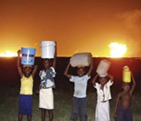 Sống trên mỏ dầu nhưng trẻ em Nigeria vẫn thiếu nước uống.