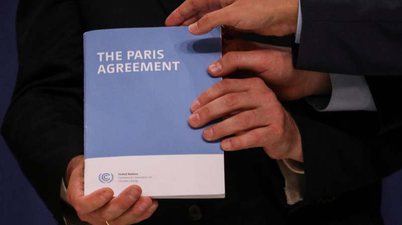 Ông Trump lần đầu tuyên bố ý định rút Mỹ khỏi Hiệp định Paris vào tháng 6/2017 với lý do thỏa thuận này gây cản trở phát triển kinh tế - Ảnh: Reuters.