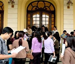 Rất đông nhà đầu tư đã tới Nhà hát lớn Hà Nội sáng 13/4 để nghe thuyết trình về phương thức giao dịch khớp lệnh liên tục tại sàn TP.HCM. Sự quá tải về lượng người nghe thậm chí đã dẫn tới xô xát - Ảnh: VnExpress.