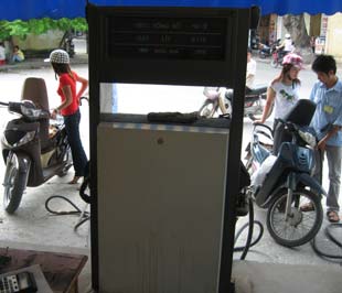 Theo đó, giá xăng A92 tạm thời vẫn giữ nguyên mức 11.000 đồng/lít, giá dầu diezel vẫn là 10.500 đồng/lít.