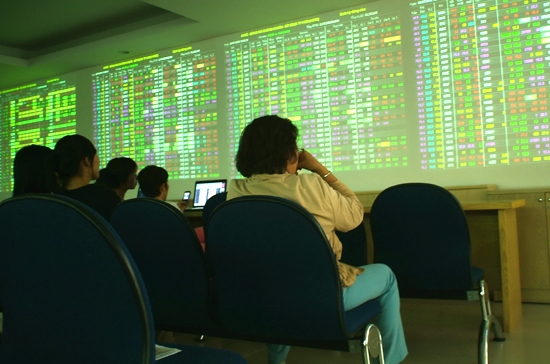 Người nắm giữ cổ phiếu lúc này cũng không quá lo ngại, khi có thêm một phiên những chuyển biến tích cực lại xuất hiện vào cuối ngày - Ảnh: Quang Liên.