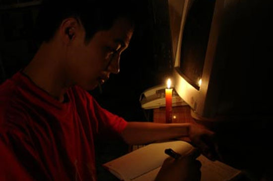 Cắt điện liên tiếp đã ảnh hưởng đến sinh hoạt của người dân.