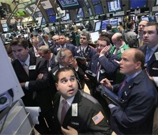 Chỉ số Dow Jones và S&P 500 đã có phiên tăng điểm mạnh nhất kể từ ngày 1/6 - Ảnh: AP.