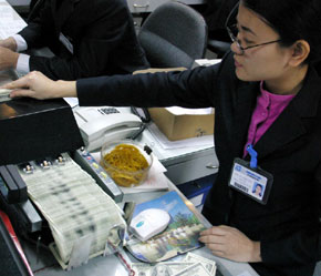 Một nhân tố khác cản trở đến sự phát triển của công cụ phái sinh là môi trường chính sách mà đầu tiên là việc tính thuế.