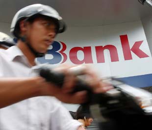 Năm 2007, thị trường ngân hàng chứng kiến sự bùng nổ về tăng trưởng tín dụng (tăng 51,39%), trong đó tăng trưởng mạnh ở các nghiệp vụ cho vay đầu tư bất động sản, chứng khoán và tín dụng tiêu dùng. Bước sang năm 2008, đây là những nghiệp vụ chính bị siết chặt - Ảnh: Việt Tuấn.