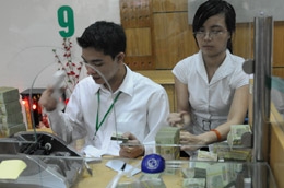 Có thể thấy, thực tế lãi suất huy động tăng gần sát lãi suất cho vay đã phản ánh sự căng thẳng nguồn vốn của các ngân hàng - Ảnh: Quang Liên.