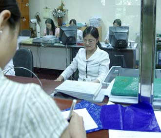 Giao dịch tại VPBank - Ảnh: Việt Tuấn.