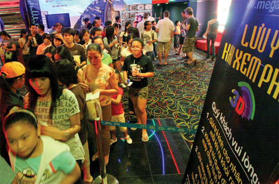 Phim 3D đang rất hấp dẫn giới trẻ - Ảnh: Hồng Thái.