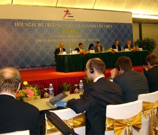 FMM 9 nhất trí tăng cường hỗ trợ các quốc gia bị ảnh hưởng nặng nề bởi khủng hoảng tài chính, nhất là các nước đang phát triển.