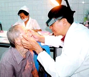 Khám chữa bệnh cho bệnh nhân có bảo hiểm y tế.