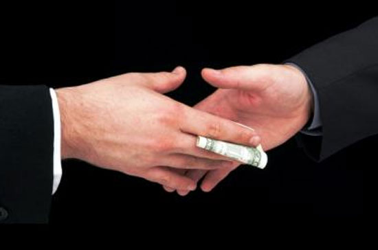 Kết quả cuộc thăm dò của TI cho thấy, tình trạng đưa hối lộ phổ biến nhất khi các công ty muốn giành được các hợp đồng từ khu vực kinh tế công, như các hợp đồng thu gom rác, làm đường, xây dựng...