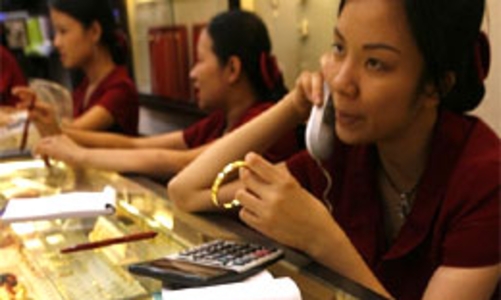 Vàng tiếp tục rớt giá, dân xếp hàng chờ bán