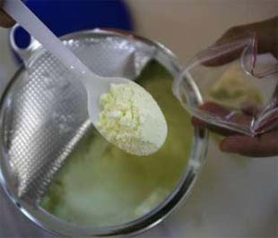 Xét nghiệm chất melamine trong sữa tại Đài Loan, hôm 22/9 vừa qua. Trong vòng hai tuần, sữa nhiễm melamine trở thành đề tài nóng bỏng cho mọi phương tiện thông tin đại chúng - Ảnh: Reuters.