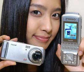 Hoạt động khuyến mãi rầm rộ của các hãng sản xuất điện thoại và các nhà cung cấp dịch vụ đồng nghĩa với việc khách hàng được hưởng lợi.