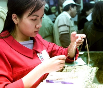 Ngay sau quyết định của FED, giá vàng có vẻ như đang rơi tự do bỗng khựng lại và bật lên.