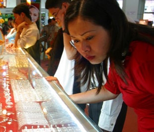 Từ cuối năm 2007, thị trường vàng bật lên như những cơn sóng lớn và đầu tư vào vàng được coi là hấp dẫn hơn chứng khoán.
