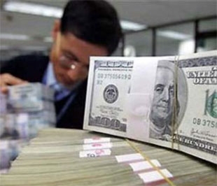 Để đối phó với cuộc khủng hoảng tài chính, 1,1 nghìn tỷ USD đã được "bơm" vào các ngân hàng và các định chế tài chính.