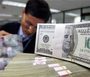 Để đối phó với cuộc khủng hoảng tài chính, 1,1 nghìn tỷ USD đã được "bơm" vào các ngân hàng và các định chế tài chính.