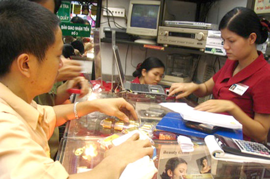 So với mức đỉnh thiết lập vào cuối buổi sáng, giá vàng hiện đã “bốc hơi” 1,1-1,2 triệu đồng/lượng tùy thương hiệu.