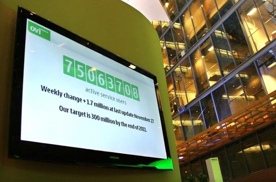 Một bảng điện tử thể hiện số khách hàng đang sử dụng các dịch vụ trực tuyến của Nokia, đặt tại trụ sở của hãng này ở Helsinki, Phần Lan - Ảnh: Reuters.