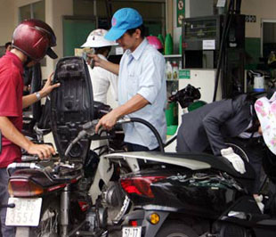 Xăng A92 đang có giá 14.200 đồng/lít, với giá bán này các doanh nghiệp đang kêu lỗ trên 1.000 đồng/lít.