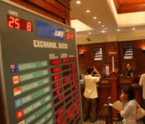 Áp lực cạnh tranh nhân lực từ các ngân hàng ngoại rất lớn nhưng cũng không thể phủ nhận khả năng chấp nhận cuộc chơi của các ngân hàng nội - Ảnh: Việt