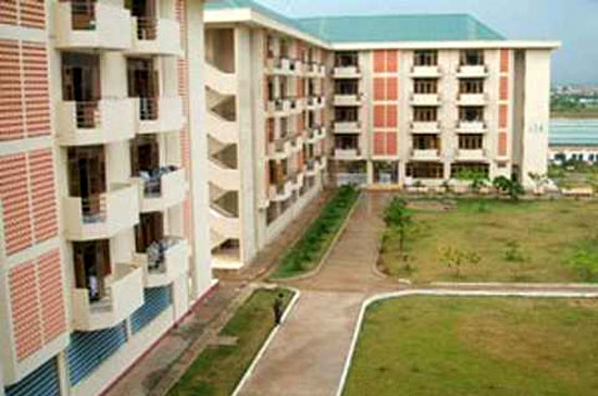 Đại diện Bộ Giáo dục và Đào tạo cho rằng chủ trương di dời các trường ra ngoại thành là vấn đề sống còn của ngành giáo dục.