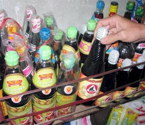 Bà con tiểu thương ở Chợ Ga, (quận Phú Nhuận, Tp.HCM) bức xúc trước việc các cơ sở nước tương Nam Dương, Trường Thành, Lam Thuận (nằm trong danh sách nước tương “đen”) chưa đến thu hồi sản phẩm (chụp chiều 29/5) - Ảnh: TT.