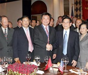 Chủ tịch nước Nguyễn Minh Triết và phu nhân (bìa phải) với bà con Việt kiều tại tiệc chiêu đãi.