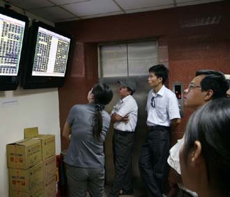 "Kể từ khi Chỉ thị 03 ra đời, so với 2006 và đầu 2007, thị trường chứng khoán giảm hẳn sôi động".