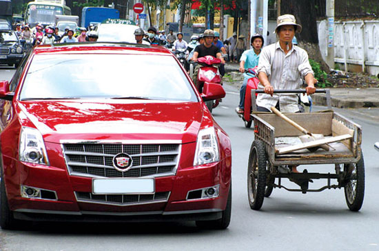 Xe siêu sang vẫn xuất hiện trong lúc đời sống người lao động càng lao đao vì vật giá leo thang. Ảnh: Hồng Thái/SGTT.
