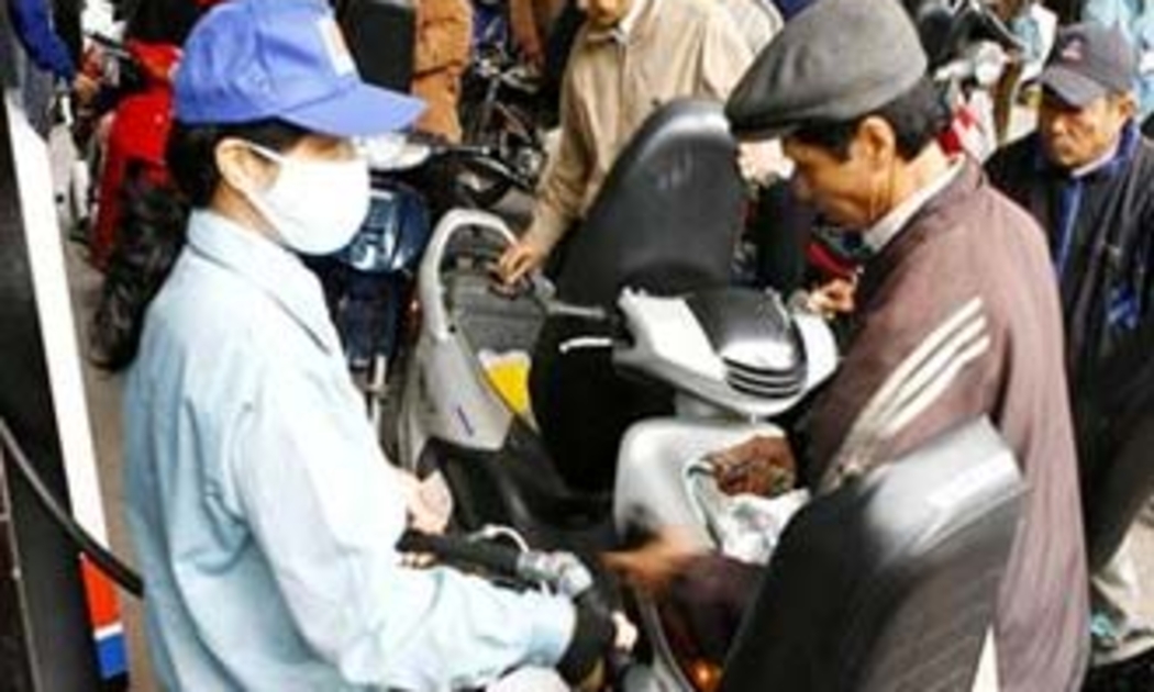 Theo báo cáo của các doanh nghiệp đầu mối nhập khẩu xăng dầu, từ đầu tháng 3/2008 đến nay, giá xăng dầu thế giới tăng đột biến, nên dù giá xăng dầu trong nước đã tăng (từ ngày 25/2) nhưng các doanh nghiệp này vẫn tiếp tục lỗ.
