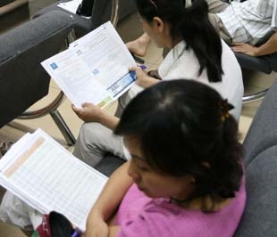 Sự khởi sắc của chứng khoán thế giới đã có tác động tích cực đối với chứng khoán trong nước phiên này - Ảnh: Mạnh Thắng.