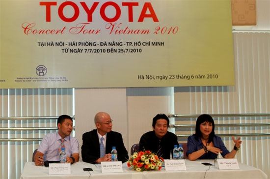 Đại diện ban tổ chức thông báo nội dung chương trình tại buổi họp báo.