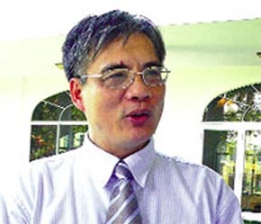 "Kinh nghiệm cho thấy, khi lạm phát lên đến tình trạng “căng thẳng”, biện pháp cấp bách nhất để ứng phó là cắt chi tiêu chính phủ đến mức có thể và tăng lãi suất để hút tiền tiết kiệm trong dân".