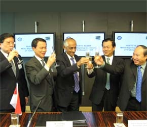 (Từ trái sang phải) Ông Lawrence, Phó chủ tịch điều hành SGX (khối niêm yết); ông Hsieh Fu Hua, CEO của GSX; ông J Y Pillay, Chủ tịch SGX; ông Trần Đắc Sinh, Giám đốc Trung tâm Giao dịch Chứng khoán Tp.HCM; ông Dương Văn Quảng, Đại sứ đặc mệnh toàn quyền của Việt Nam tại Singapore - Ảnh: Tú Uyên.
