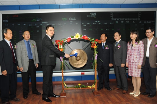 Từ 6 doanh nghiệp niêm yết ban đầu, đến nay HNX đã đón nhận 300 doanh nghiệp niêm yết với tổng giá trị niêm yết theo mệnh giá gần 44.149 tỷ đồng.