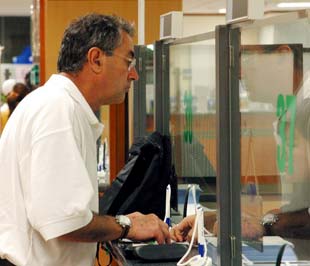 Một khách hàng nước ngoài tại quầy giao dịch một chi nhánh Ngân hàng Vietcombank. Ngân hàng này mới đây đã thông báo giảm lãi suất cho vay VND và USD - Ảnh: Việt Tuấn.