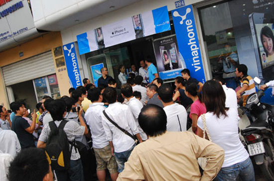 Cảnh xếp hàng nhốn nháo bên ngoài đại lý VinaPhone ở Hà Nội - Ảnh: Đất Việt.