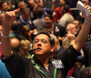 Niềm vui lại tiếp tục đến với nhà đầu tư khi chứng khoán Mỹ có thêm phiên tăng điểm ấn tượng - Ảnh: AP.