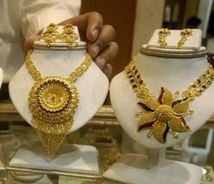 Tuần này, giá vàng giao ngay thị trường thế giới giảm 29,3 USD/oz (3,2%), còn giá vàng kỳ hạn giảm 25,9 USD/oz (2,8%).