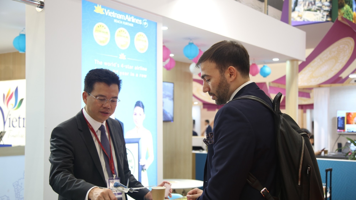 Khách tham quan gian hàng Vietnam Airlines tại hội chợ.