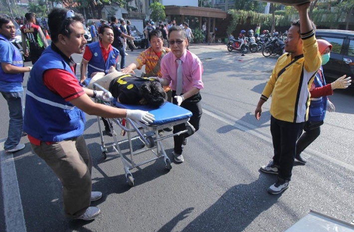 Hiện trường vụ đánh bom nhà thờ khiến ít nhất 13 người thiệt mạng ở Indonesia - Ảnh 7.