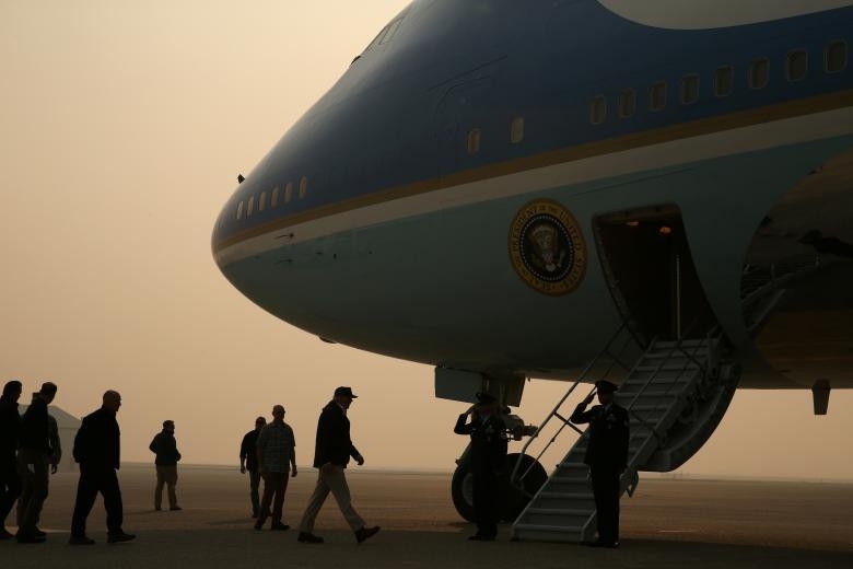 Tổng thống Trump thăm thị trấn Mỹ bị cháy rừng thiêu rụi - Ảnh 7.