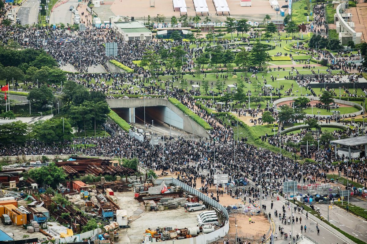 Biển người biểu tình vây tòa nhà nghị viện Hong Kong - Ảnh 8.