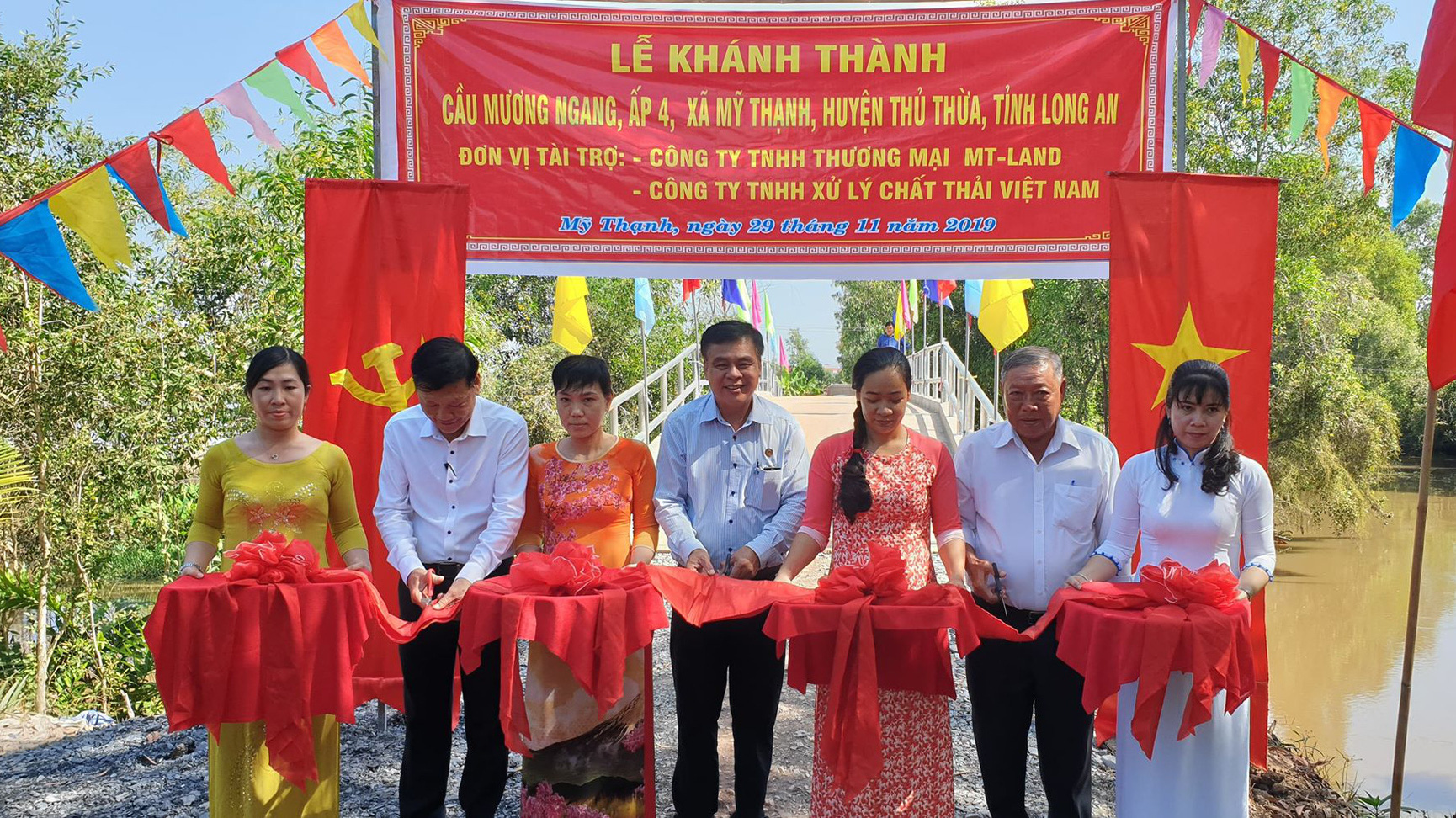 Đại diện nhà tài trợ và chính quyền địa phương cùng cắt băng khánh thành cầu Mương Ngang.