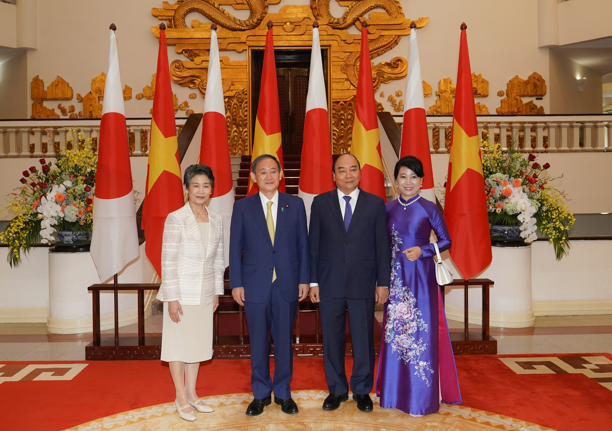Thủ tướng Nguyễn Xuân Phúc và Phu nhân, Thủ tướng Nhật Bản Suga Yoshihide và Phu nhân tại lễ đón - Ảnh: VGP.
