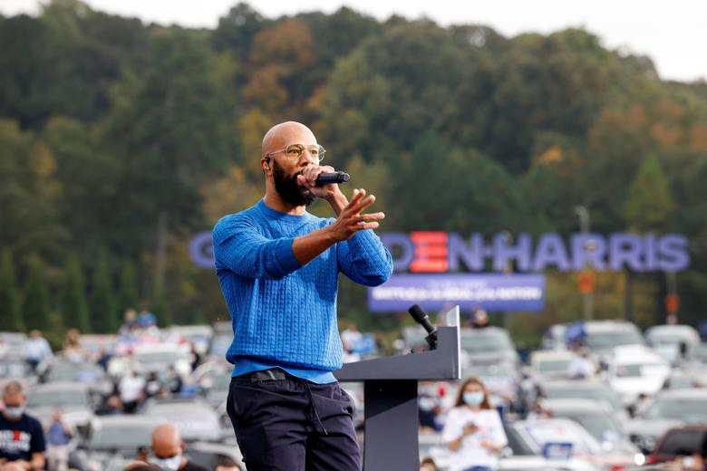Rapper Common biểu diễn trước khi ông Biden xuất hiện tại sự kiện tranh cử ở Atlanta, bang Georgia.