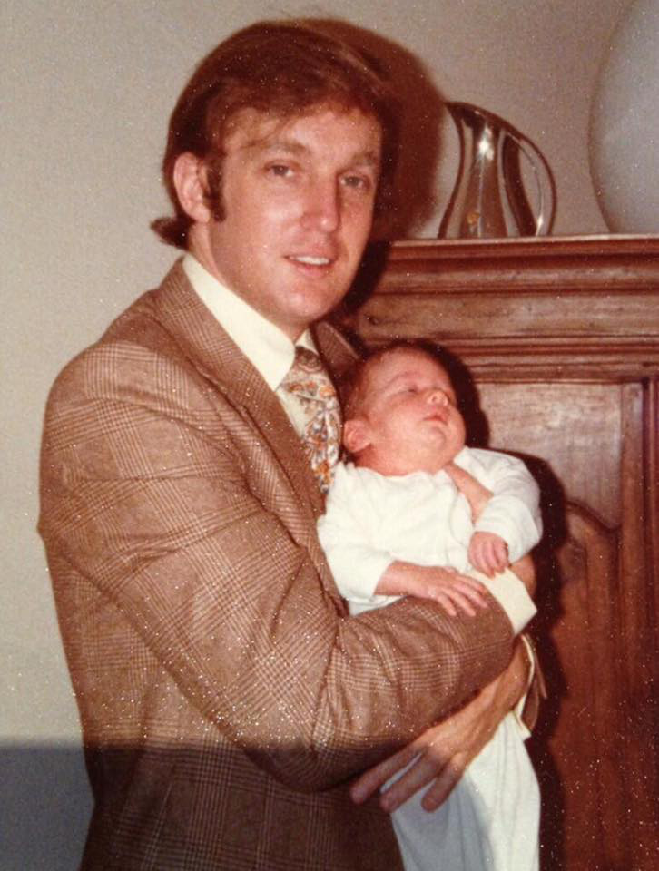 Ông Trump bế con trai đầu lòng Donald Trump Jr. vào năm 1978 - Ảnh: Time.