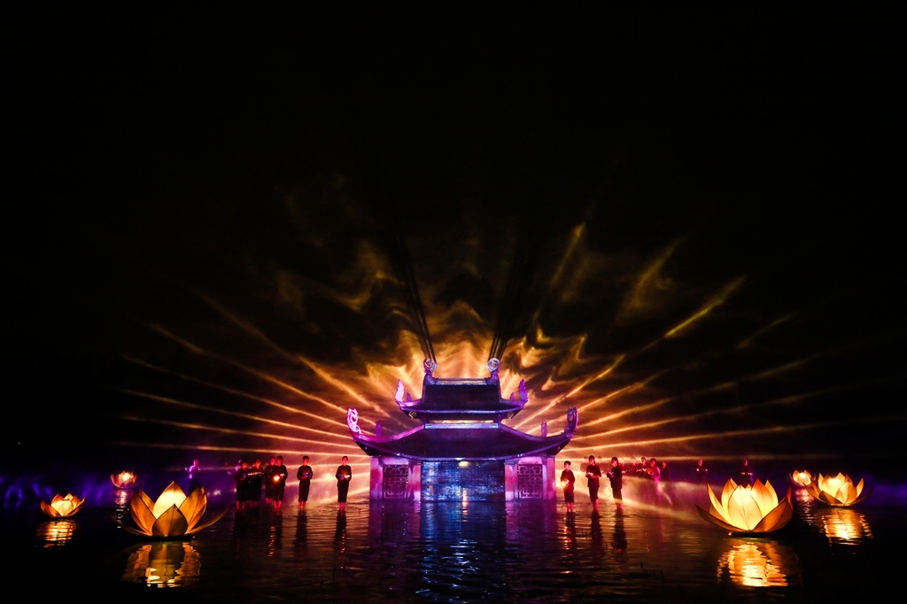 Dự án sẽ có những show biểu diễn nghệ thuật thực cảnh như Kí ức Hội An, Tinh Hoa Bắc Bộ mang đến cho du khách trải nghiệm độc đáo